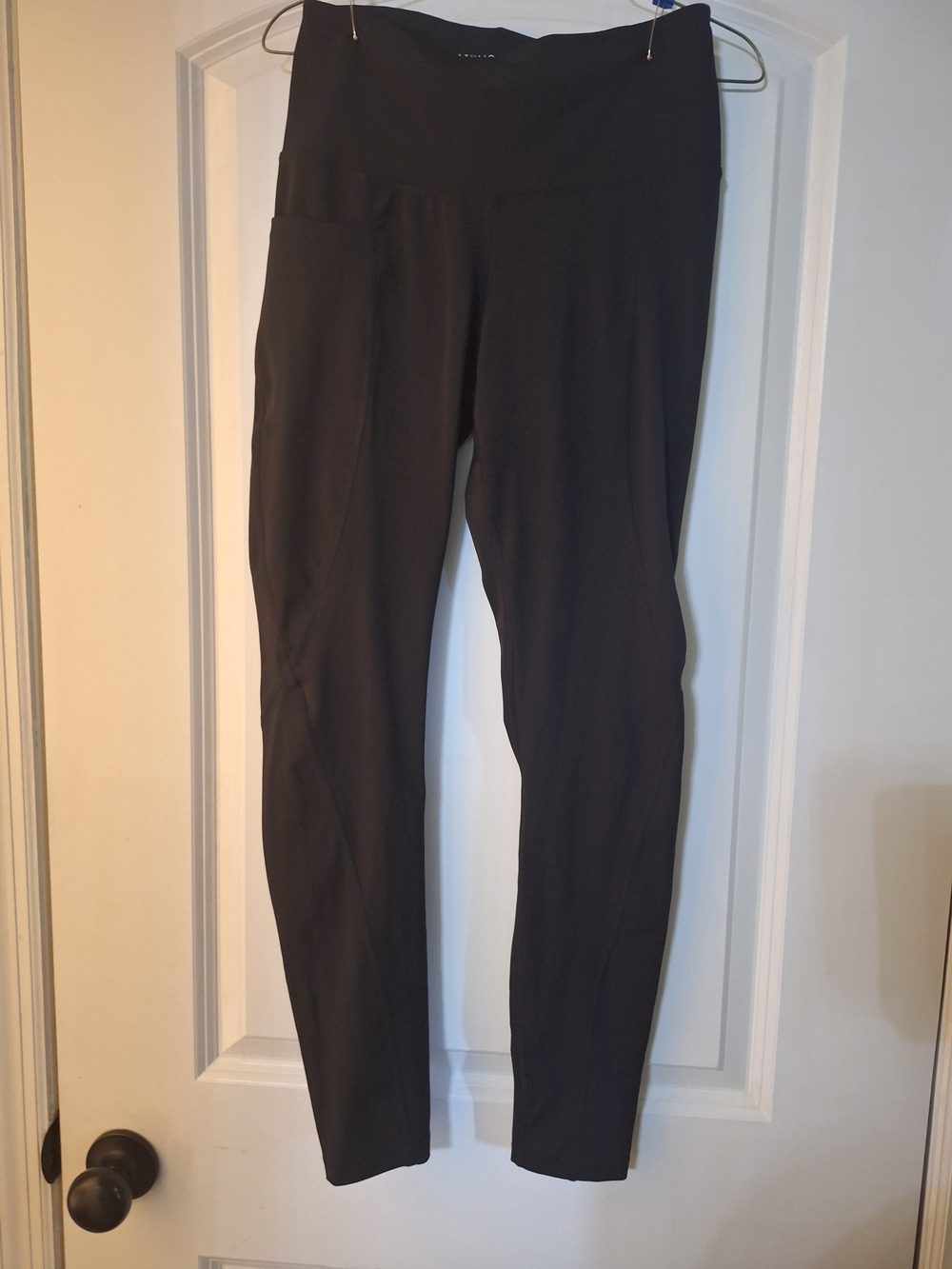 High-Waist Black Leggings with Side Pocket